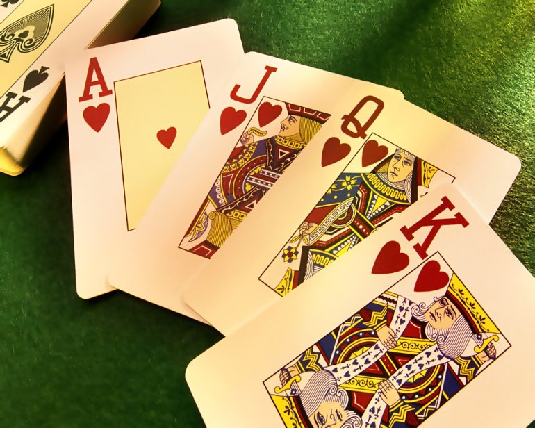 Ein Kartenspiel auf dem Tisch im Kasino, getrennt liegen ACE, Bube, Dame und König