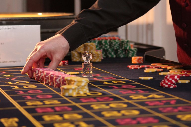 Stapel von Casino-Chips auf einem Roulette-Tisch