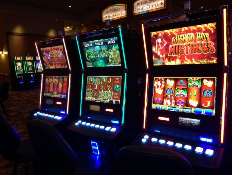 Spielhalle mit Spielautomaten in einem echten Kasino