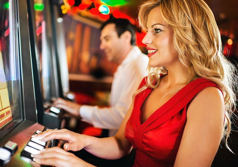 Mädchen in Rot spielt Casino Slot
