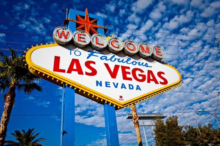 Ein Schild, das in Las Vegas in Nevada zum Vergnügen einlädt