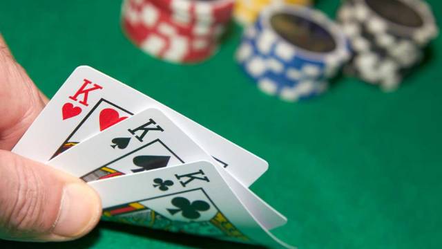 Wie man Three Card Poker spielt