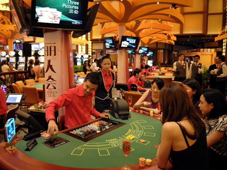 Ein Dealer in einem Casino in Singapur